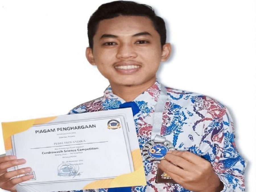 ALHAMDULILLAH, JOSS TOP MANTAP, PEBRI TRIWANDIKA (XII IPS4) SMAN 1 KARANGAN TRENGGALEK UNTUK KETIGA KALINYA RAIH PRESTASI AKADEMIK NASIONAL "MEDALI PERAK - MATEMATIKA" CENDRAWASIH SCIENCE COMPETITION