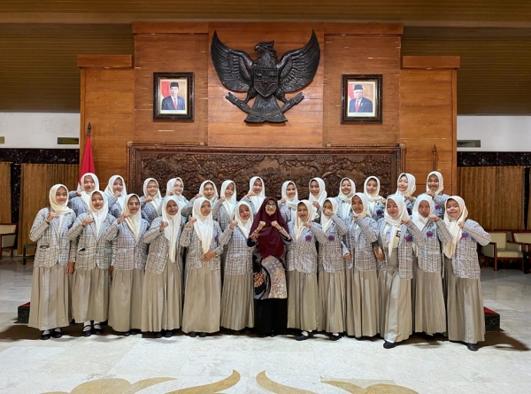 PADUAN SUARA SMANESKA TAMPIL APIK PADA HARI KOPERASI 2024