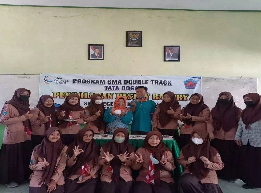 Praktek Pembuatan Dadar Coklat Pisang Keju Pada Hari Jum'at,3 Mei 2022.