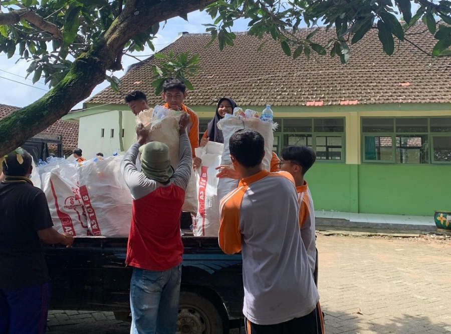 PENDISTRIBUSIAN SAMPAH BOTOL PLASTIK OLEH ANAK BCL