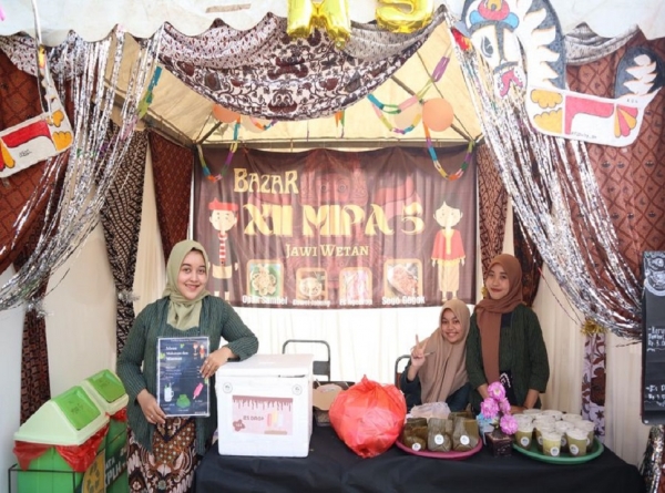 HUT SMANESKA DIMERIAHKAN DENGAN ADANYA BAZAR TIAP KELAS