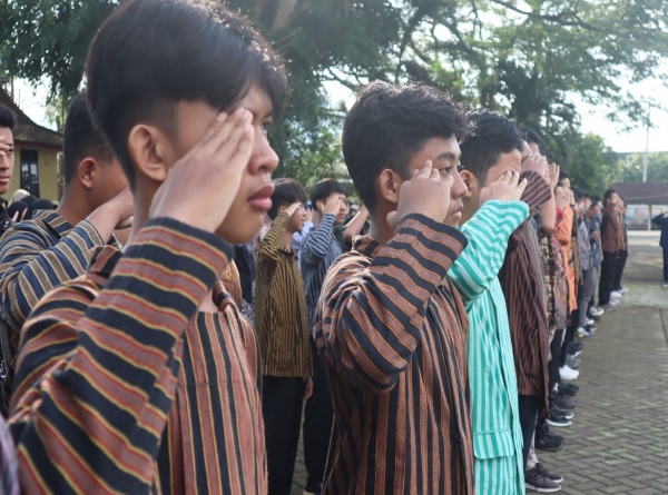 SELENGGARAKAN UPACARA BENDERA PERINGATAN HARDIKNAS 2023