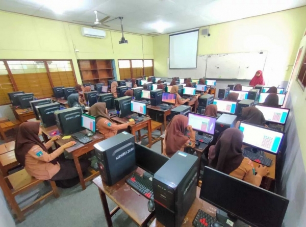 PELAKSANAAN UJIAN DT TATA RIAS SMANESKA BERJALAN LANCAR